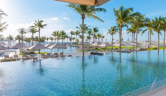 Oceanfront Paradise: Stunning 2-Bedroom Suite in Luxurious 5 Star Resort