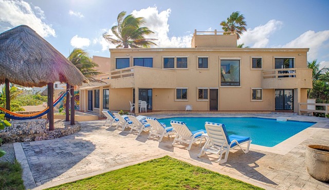 Oceanfront villa, beautiful Caribbean views, pool and Wifi!