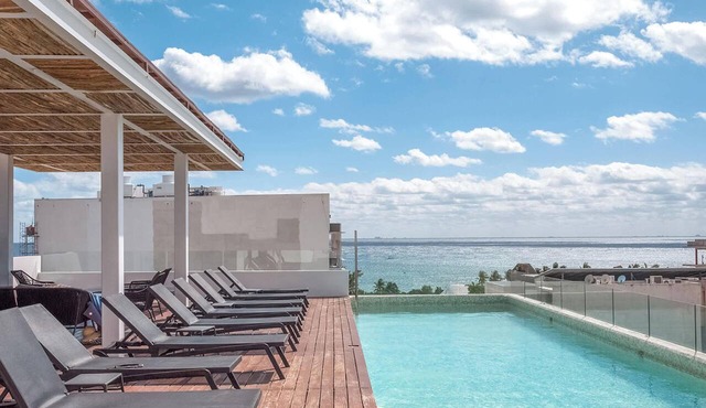 Oceanview Rooftop Pool, Gym, 1 Block to 5th Ave