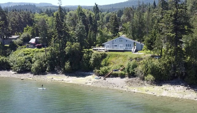 Olympic Forager House on the water with hot tub and kayaks in Sequim