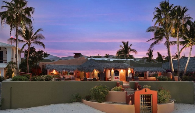 On the Beach, Infinity Pool & Spa, Private Pickleball Court, Walk to Everything