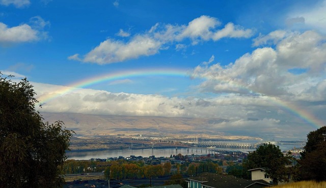 Panoramic ViewPad: river, deck with fire pit, game room, 5mins to town! Pets ok! in The Dalles