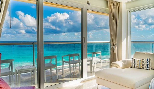 Paradise Beachfront & Nightlife Heart