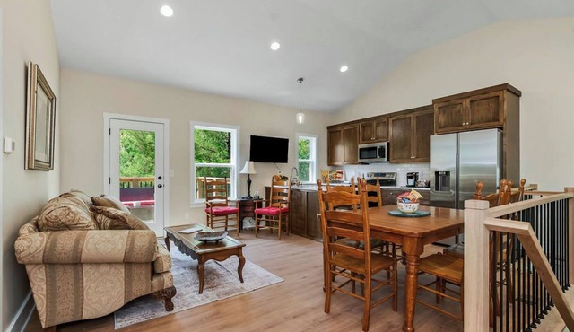 Peaceful 2-Bedroom Family Cabin-Scenic Views & Great Amenities-Sleeps 6 in Linn Valley