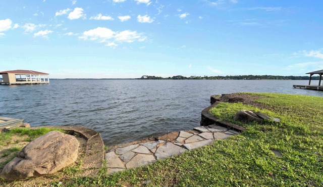 Peaceful Lakeside Serenity on Lake Palestine in Coffee City