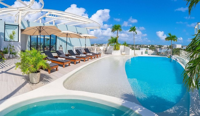 Penthouse, centrally located close to the beach and 5th Av, roof with pool