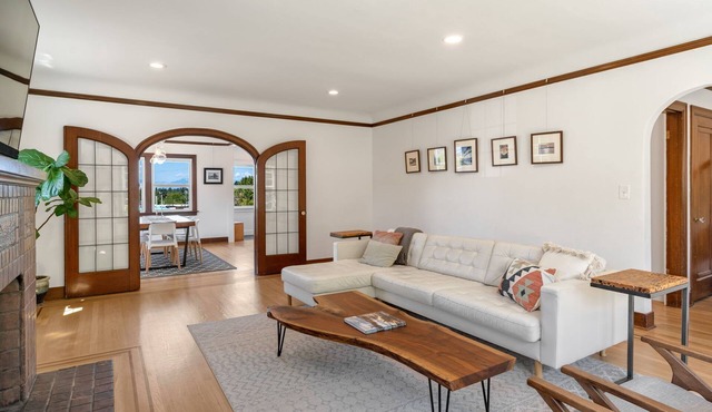Perch - Phinney Ridge Vintage Charm: Enjoy Stunning Olympic Mountain Views in Seattle