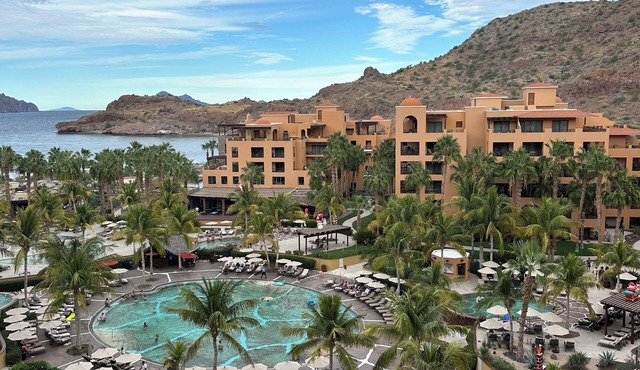 Pet & Family‑Friendly Retreat: Relaxing Deluxe Suite at Villa del Palmar