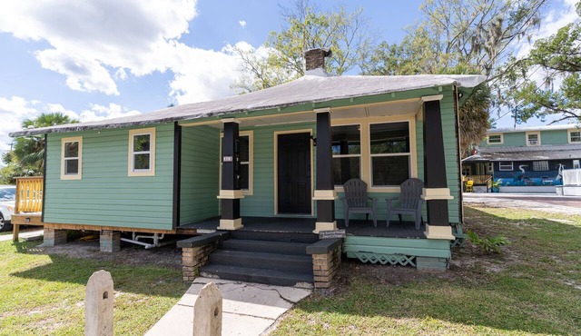 Pet friendly 1bd/1b unit with living space and full kitchen in Gainesville