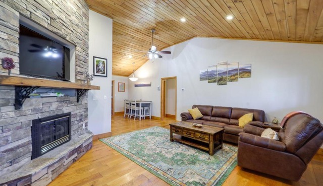 Pet-Friendly Cabin w/Fire Pit in Spruce Pine! in Spruce Pine