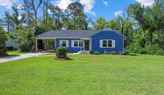 Pet friendly charming craftsmen w/fenced yard & firepit. Near SGMC & VSU & Eats in Valdosta