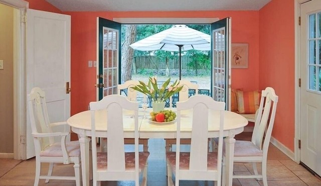 Pet friendly cottage w large fenced yard. Available weekly, monthly or nightly! in St Simons Island
