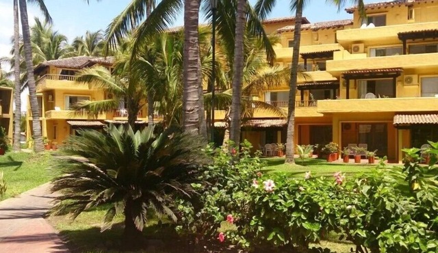 Pool-view Inviting 2BR Condo Near the Beach with Tennis Court