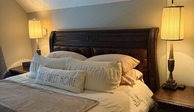 Premium 3 BDRM, Hot Tub, Theater Room, Fire-Pit in Overland Park
