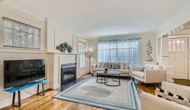 Prime Location walk to attractions w Free Parking in Seattle