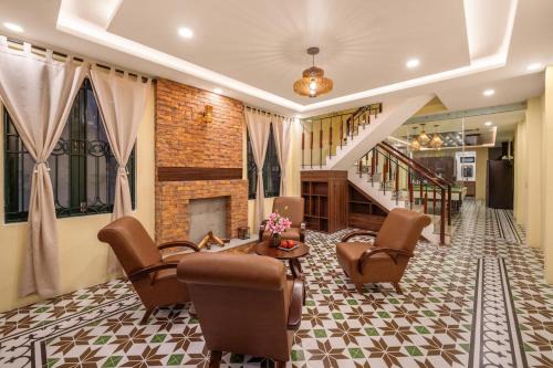 Private 4BR Villa with Sauna, Pool Table, only 5 minutes to My Khe Beach with Sauna, Pool Table