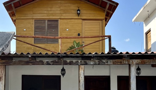 Private cabin in a central area 1 block from the lagoon!