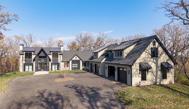 Private, luxurious, modern cottage on 10+ acres, minutes from Mayo Clinic. in Rochester