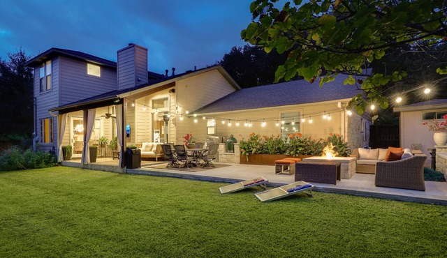PRIVATE LUXURY HOME! 4mi to Downtown |4 Bedrm | 3 Bath | Sleeps 8 in Austin