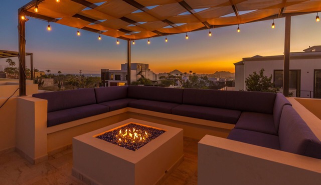 Private Rooftop, Great View of Arch w/10 min drive to Downtown Cabo San Lucas!