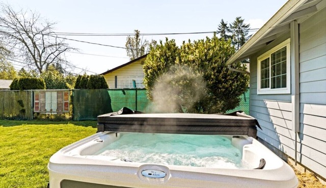Puddles` Retreat with Hot Tub & Game Room in Eugene