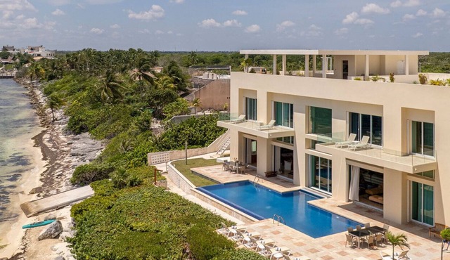 Punta Sam, Spacious 6BR Beachfront Villa in Cancún with Private Pool & Jacuzzi