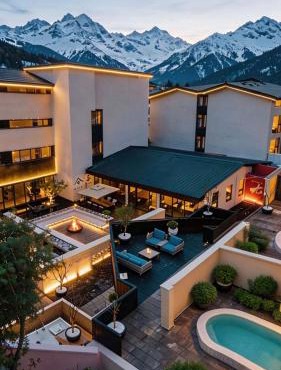 Qinghe Courtyard Jiuzhaigou QINGHE Hot Spring Luxury Private Hot Spring Villa