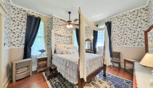Queen Size Suite with a shared Hallway Bath in Gainesville