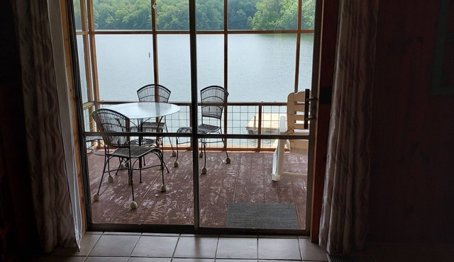 Quiet Getaway cozy cabin directly on Lake Martin in Alexander City