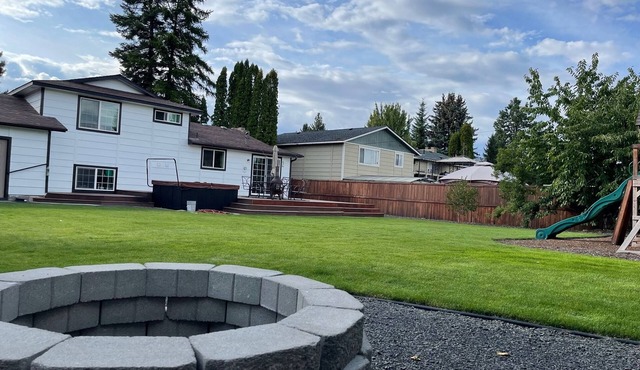 Quiet Haven Hideaway: Hot Tub, Firepit, Playground and Spacious Yard in Spokane