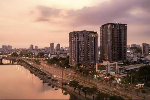 Quiet Luxury Suite with Balcony - City View - Zenity District 1