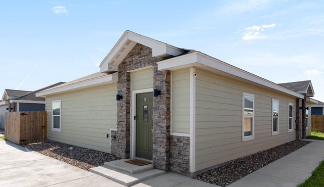 Quiet - Outlet Mall 6mins W/D Fenced Backyard Discounts 30+
