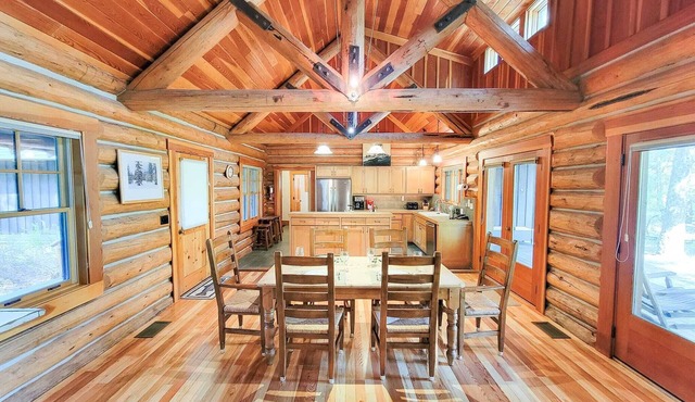 Rainbow Lodge - exceptional lakeside log home in Mazama