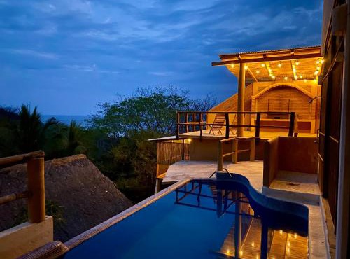 Refugio tropical con alberca, WIFI Starlink y vista al mar
