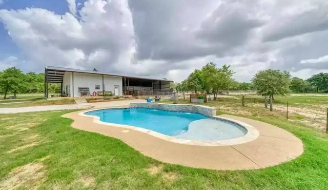 Restore 38 Ranch: Hidden gem w/3br, pool, porch in Franklin
