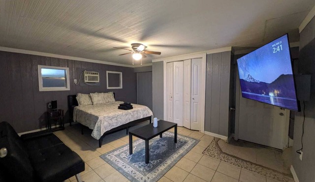 Retreat-1BR Apt w/65 inch Tv!