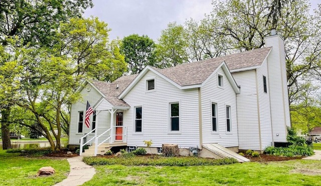 Riverfront Escape: Modern Comfort in Historic Home in Momence