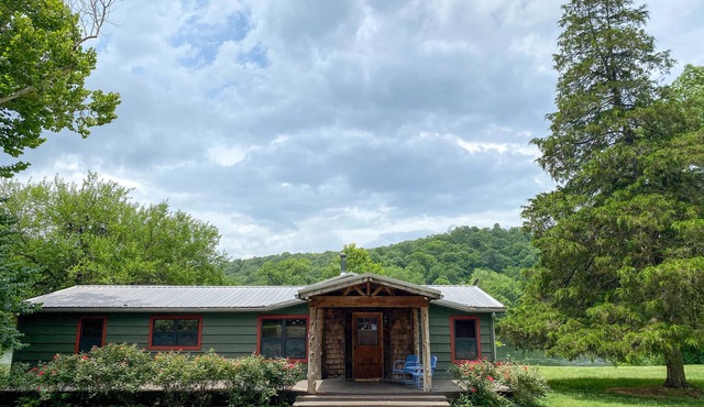 Riverfront House, Sleeps 10, at Wildcat Shoals Boat Ramp, Excellent Bank Fishing in Cotter