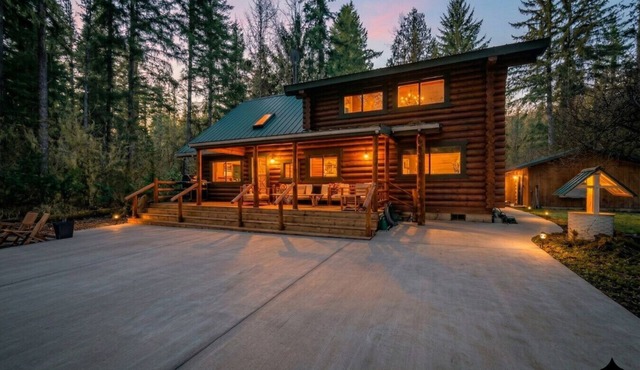 Riverfront retreat with sauna & hot tub 3B2Ba in Granite Falls