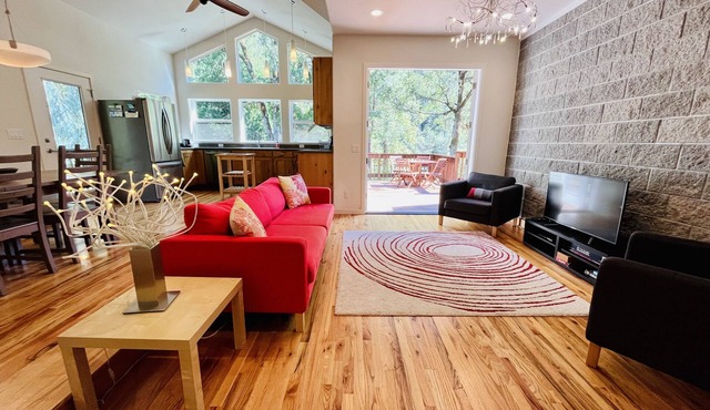 Riverfront Stunning Open Concept 3bdrm near outdoor activities in Trail