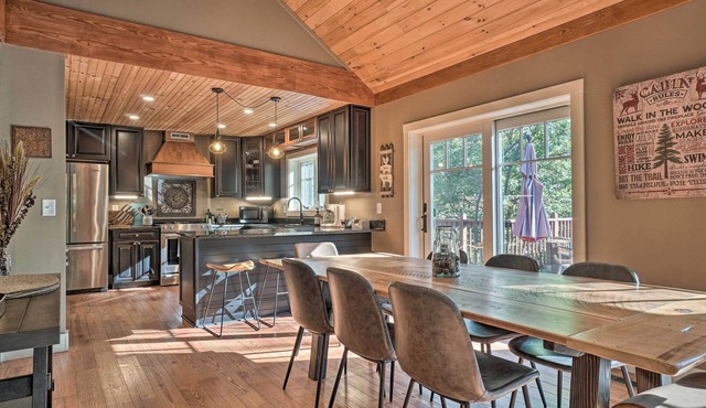 Riverfront Tallulah Falls Cabin w/Hot Tub! in Lakemont