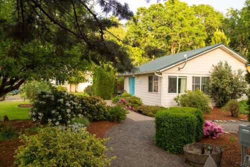 Riverside Cottage on River, by Wineries & Casino in Willamina