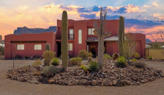 Roadrunner Retreat: Superstition Views & Wildlife in Apache Junction