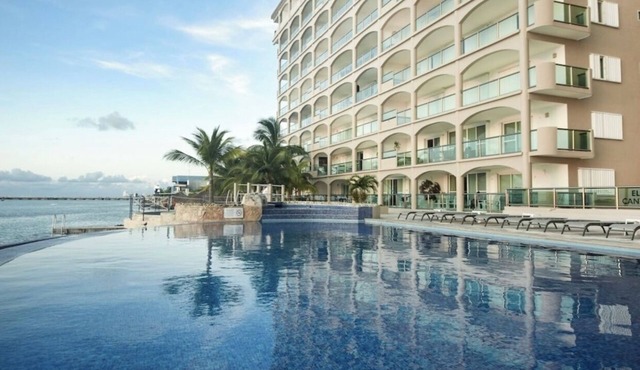 Romantic 7th-Floor Oceanfront Escape: 2BR/2BA, Dive Pier & Views!