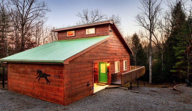 Romantic Cabarn w/HotTub Lounge - Located on BSF! in Allardt