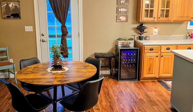 Romantic couples getaway in awesome Bluford with WiFi, Fireplace, and Game Room in Bluford