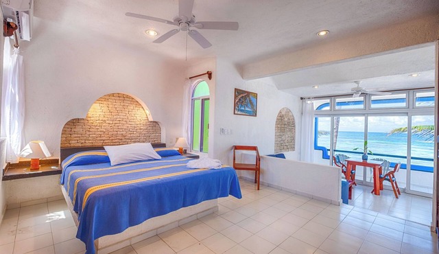 Romantic King Studio Suite - Del Sol Beachfront