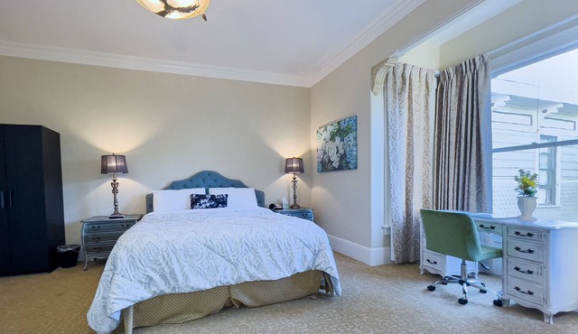 Romantic King Suite Courtyard View Near Monterey in Salinas