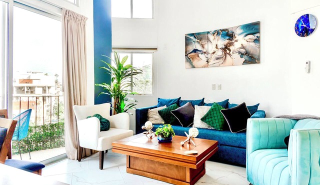 Romantic Zone, 3 bedroom, comfortable modern, view condo with breakfast included