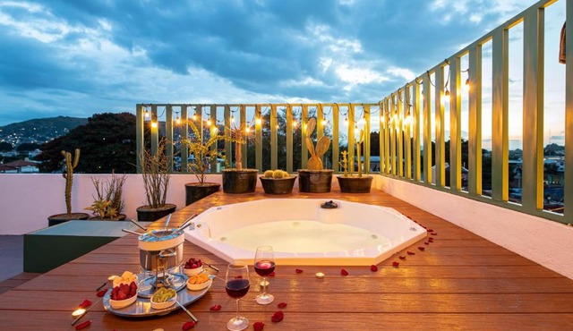 Rooftop Hot Tub! 3 levels, 5Bedroom in Villa Noria